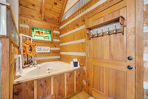 Honey Bear Pause: Rural Escape w/ Porch & Hot Tub!