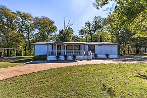 Charming Home w/ Deck & Yard - 1 Mi to Lake Texoma
