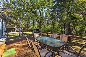 Charming Home w/ Deck & Yard - 1 Mi to Lake Texoma