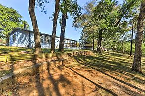 Charming Home w/ Deck & Yard - 1 Mi to Lake Texoma