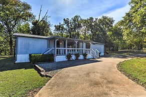 Charming Home w/ Deck & Yard - 1 Mi to Lake Texoma