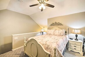 Charming Condo w/ Deck, 4 Mi to Branson Strip