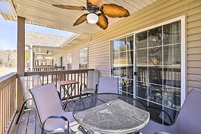 Charming Condo w/ Deck, 4 Mi to Branson Strip
