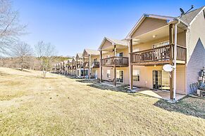 Charming Condo w/ Deck, 4 Mi to Branson Strip
