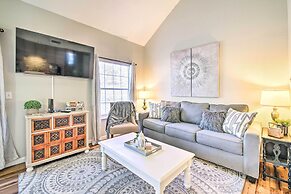 Charming Condo w/ Deck, 4 Mi to Branson Strip