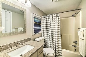 Charming Condo w/ Deck, 4 Mi to Branson Strip