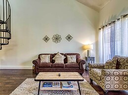 Gatlinburg Mountain Townhome w/ Pool Access!