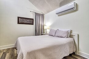 Gatlinburg Mountain Townhome w/ Pool Access!