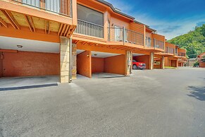 Gatlinburg Mountain Townhome w/ Pool Access!