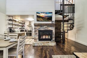 Gatlinburg Mountain Townhome w/ Pool Access!