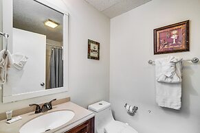 Gatlinburg Mountain Townhome w/ Pool Access!