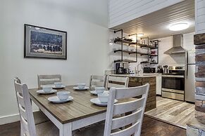 Gatlinburg Mountain Townhome w/ Pool Access!