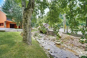Gatlinburg Mountain Townhome w/ Pool Access!