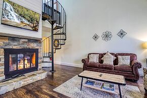Gatlinburg Mountain Townhome w/ Pool Access!