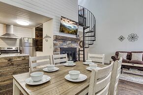 Gatlinburg Mountain Townhome w/ Pool Access!