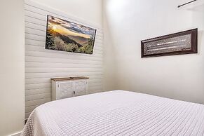Gatlinburg Mountain Townhome w/ Pool Access!