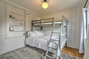 Oak Park Home w/ Fire Pit - 5 Mi to Garfield Park!