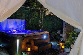 Hot Tub + Walk to Lakeside Dining: Meredith Home!