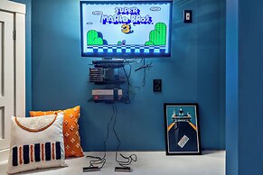 Hot Tub + Walk to Lakeside Dining: Meredith Home!