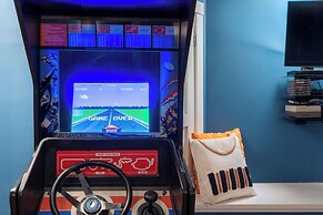 Hot Tub + Walk to Lakeside Dining: Meredith Home!