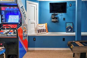 Hot Tub + Walk to Lakeside Dining: Meredith Home!