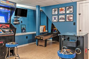 Hot Tub + Walk to Lakeside Dining: Meredith Home!