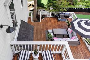 Hot Tub + Walk to Lakeside Dining: Meredith Home!