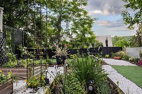 Hot Tub + Walk to Lakeside Dining: Meredith Home!