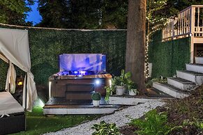 Hot Tub + Walk to Lakeside Dining: Meredith Home!