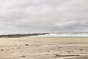 Ocean Shores House w/ Hot Tub - Walk to Beach