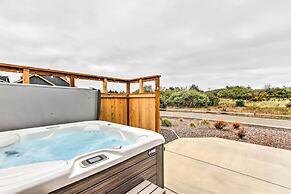 Ocean Shores House w/ Hot Tub - Walk to Beach