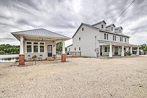 Lakefront Studio Guest Home on Hermann Wine Trail!