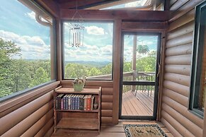 Spacious 'eagle's View' Luxury Cabin w/ Views