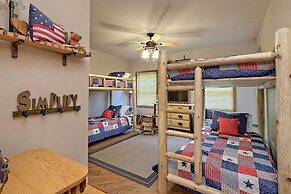 Spacious 'eagle's View' Luxury Cabin w/ Views