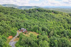 Spacious 'eagle's View' Luxury Cabin w/ Views