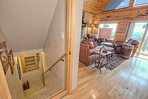 Spacious 'eagle's View' Luxury Cabin w/ Views