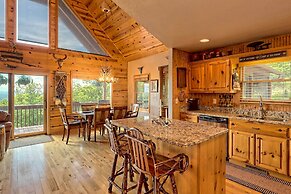Spacious 'eagle's View' Luxury Cabin w/ Views
