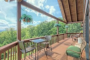 Spacious 'eagle's View' Luxury Cabin w/ Views