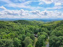 Spacious 'eagle's View' Luxury Cabin w/ Views