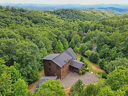 Spacious 'eagle's View' Luxury Cabin w/ Views