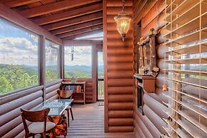 Spacious 'eagle's View' Luxury Cabin w/ Views