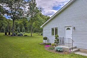 Charming Lewiston Apt: 10 Miles to Niagara Falls!