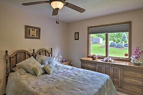 Charming Lewiston Apt: 10 Miles to Niagara Falls!