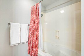 Beautiful Branson Condo w/ Golf + Pool Access!