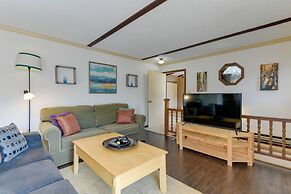 Mountain-view Maggie Valley House w/ Spacious Deck