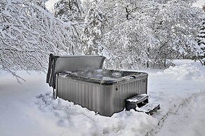 Nekoosa Golf Course Retreat w/ Hot Tub!