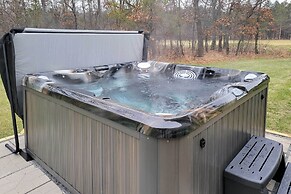 Nekoosa Golf Course Retreat w/ Hot Tub!