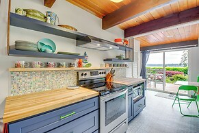 Coastal Cabin w/ Puget Sound & Rainier Views!