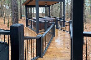 Luxury Cabin in the Woods w/ Hot Tub & Yard Games!