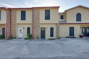 Canyon Lake Townhome w/ Balcony, Deck & Yard!